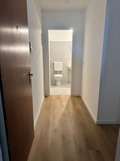 Investimento immobiliare ristrutturato di 2 locali senza provvigione con posto auto interrato | 6 % di rendimento lordo da locazione – Eingang