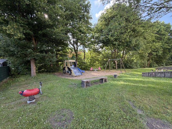 * Erstbezug nach Sanierung, 2 Zimmer Wohnung im 3. OG zu vermieten !!!* – Spielplatz Gemeinschaft
