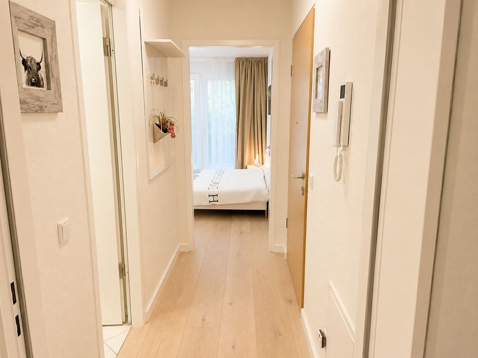 Alexanderplatz: 3 Zimmer, EG, eigner Garten, TG, Möbliert, Doorman – Flur