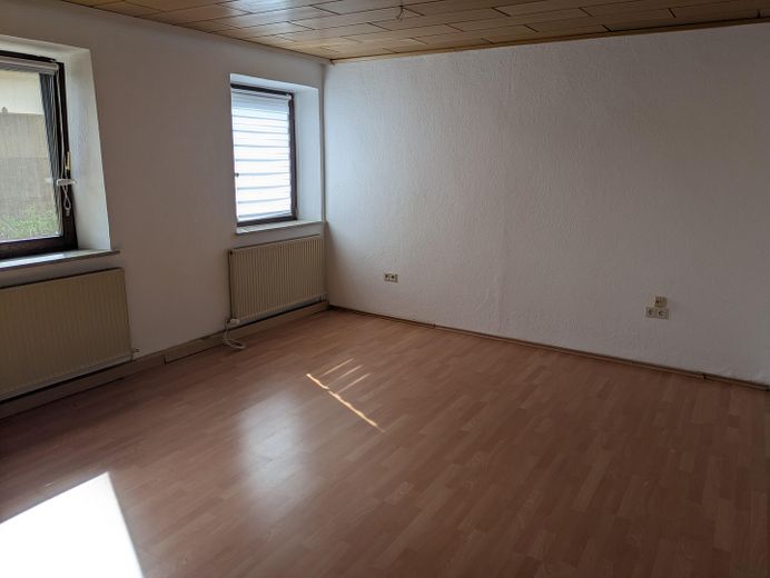 Schöne 4 Zimmer Wohnung mit Balkon und Garten – Wohnzimmer