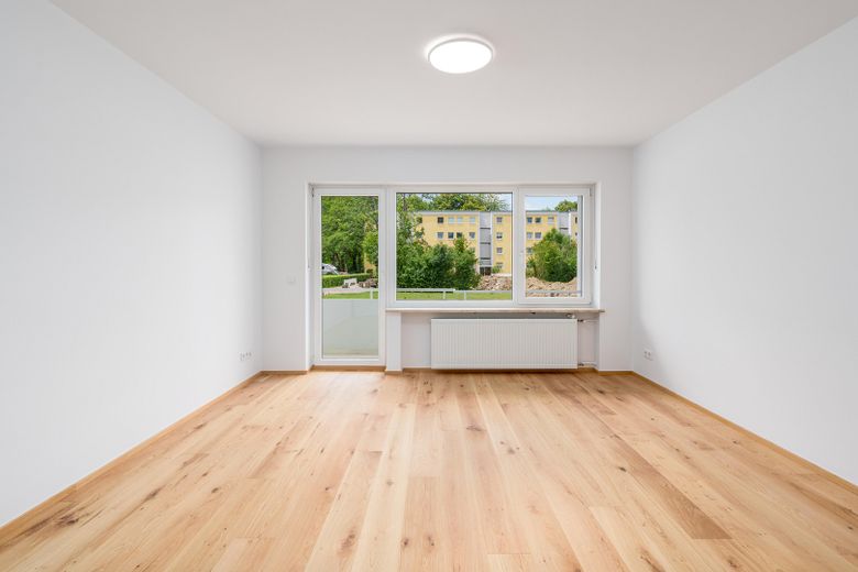 Provisionsfrei: Neue 3-Zimmer-Wohnung mit Sonnenbalkon in ruhiger Grünlage – großes Wohnzimmer