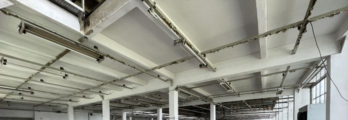 Halle mit Lastenaufzug