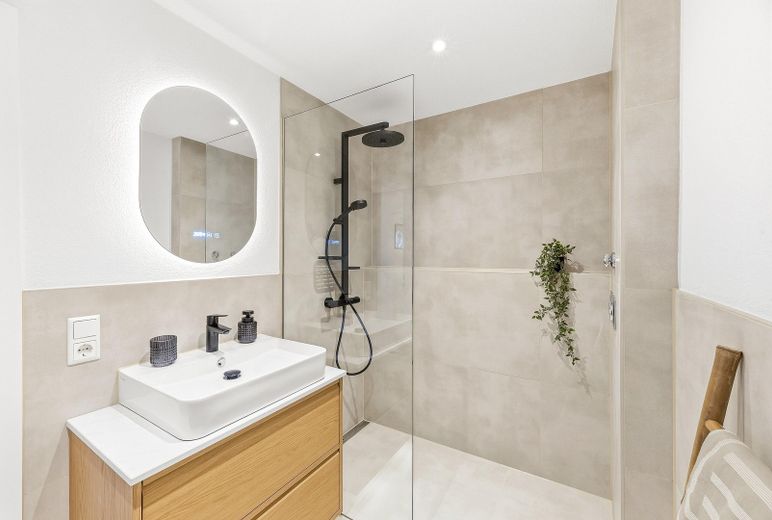 **ARRIVE. FEEL AT HOME**STYLISHLY renovated 2-room apartment** – Bad Originalbild