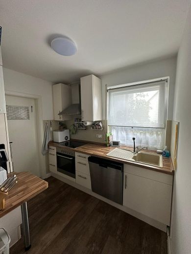 Küche mit Abstellraum