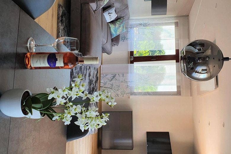 Appartement d’affaires de 2 pièces avec grand balcon – connecté, meublé et flexible 💼🌅 – Wohnzimmer