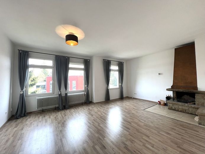 Zentrumsnahes Wohn- und Geschäftshaus (1 Gewerbe + 3 Wohnungen) in Schwelm - voll vermietet – Wohnzimmer 1. OG