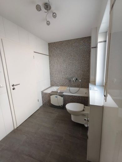 Zentral gelegene 80qm-Wohnung mit großem Sonnenbalkon – Tageslichtbad mit Wanne
