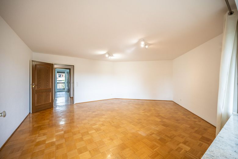 Lichtdurchfluteter Wohnkomfort in Uni-Bestlage – 90 m² mit 3 Balkonen & TG-Stellplatz – Wohnzimmer