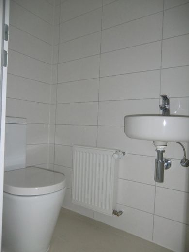 Schicke neuwertige Wohnung 89m² 1 OG – Gäste / WC