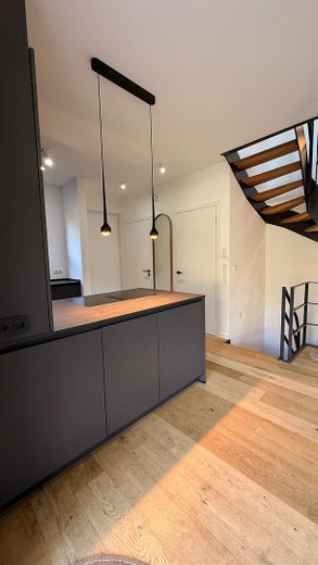 Modernes Endhaus am Brabandkanal mit großem Garten, Dachterrasse und Wellnessbereich – Offene Küche mit Kochinsel