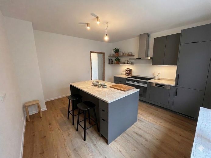 Wohnung: 130 m² (zwei Bäder) + 40m² Speicher | Balkon & Garage – Foto 6