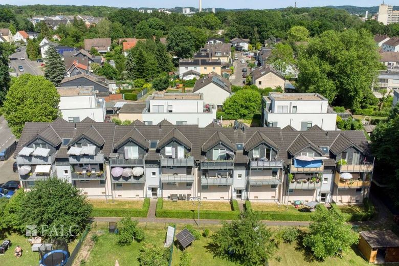 Kapitalanlage mit Substanz, Rendite und Zukunftssicherheit in Bergisch Gladbach - Hand – Südseite MFH