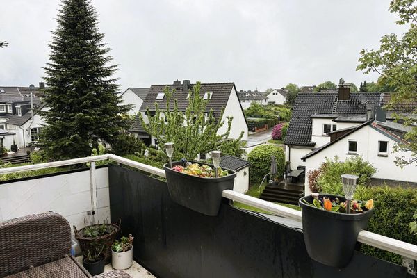 Appartamento mansardato completamente ristrutturato, climatizzato - balcone esposto a sud e potenziale per 2 unità a Essen-Haarzopf