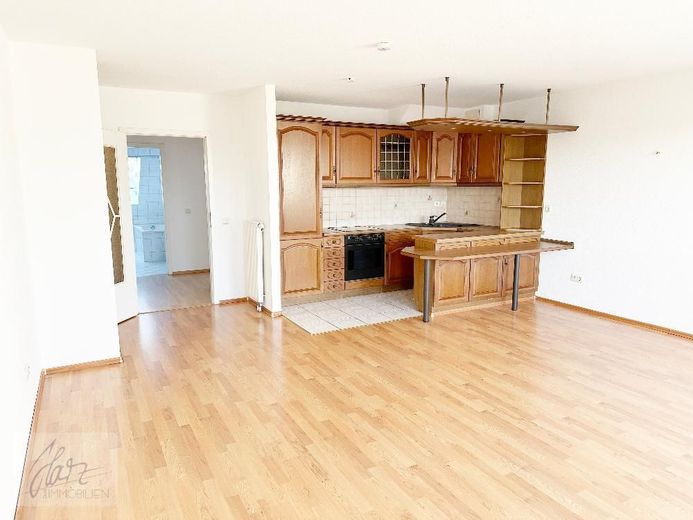 ***HELLE MAISONETTEWOHNUNG MIT BALKON*** individuellem Grundriss und Dachschrägen - Wohncharakter mit Flair in Riesa – Wohnzimmer mit Blick Richtung Küche und Flurbereich