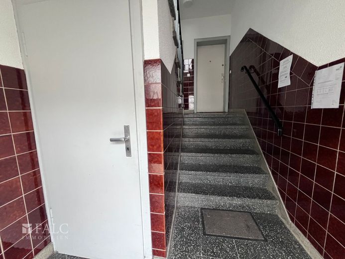 Attraktive 3-Zimmer-Wohnung mit idealer Größe für Paare oder kleine Familien – Treppenhaus