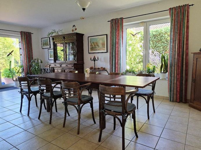 Merkezi ve sakin konumda geniş müstakil ev – Wohn-/ Esszimmer im EG