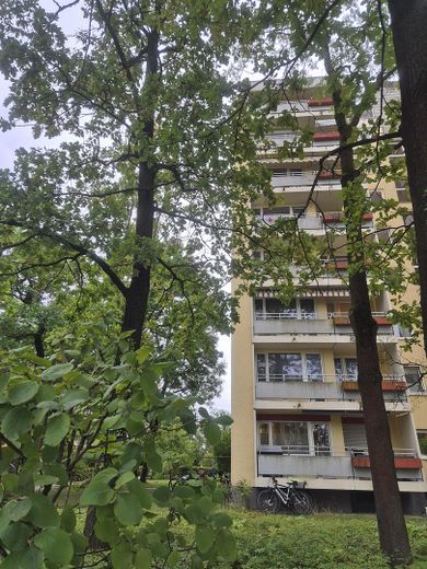 Luminoso appartamento di 3 locali con balcone esposto a ovest, posto auto interrato e ascensore a Monaco-Feldmoching – senza provvigione – Foto 2