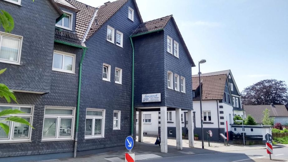 EBENERDIGE ATTRAKTIVE BÜRORÄUME IM STADTZENTRUM VON RADEVORMWALD – Bürogebäude vom Rathaus aus gesehen