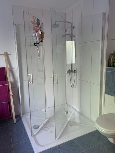 Mieszkanie z dużą ilością przestrzeni w domu i ogrodzie – Bad unten + Badewanne