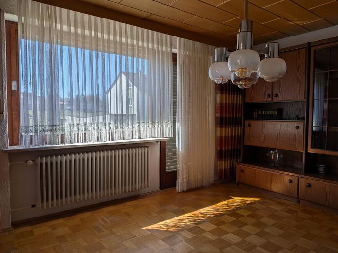 Zweifamilienhaus Schellenbach - selbstbestimmtes und preiswertes Leben auf dem Land – Wohnzimmer