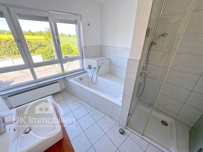Familienglück in Feldrandlage - mit Sauna, Dachterrasse und Garten – Masterbad