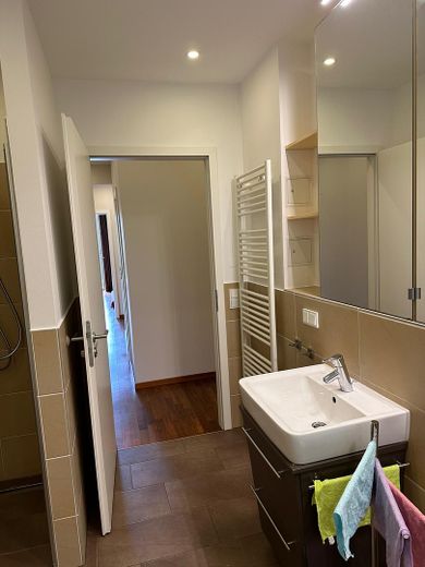 4 Zimmer Wohnung in einer Stadtvilla in Schmargendorf, Fußbodenheizung, Terrasse, 2 TG Stellplätze – Masterbad