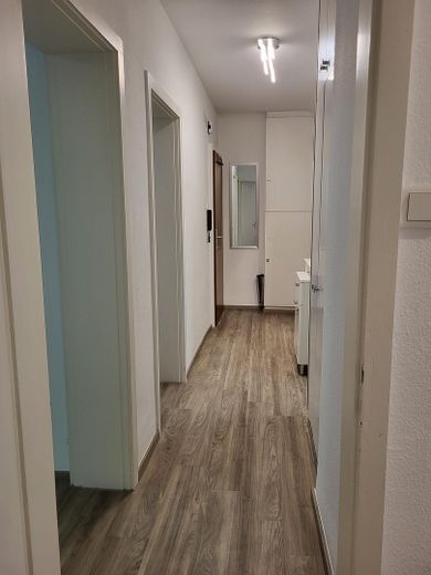 Volledig gemeubileerd 2,5-kamerappartement met balkon en inbouwkeuken in Stuttgart-West – Flur