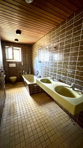 Rohdiamant in Top-Lage: Ebenerdiger Bungalow mit großem Garten – viel Platz für Familien – Bad