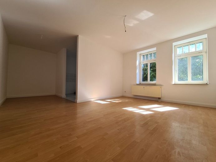 Moderne Wohnung mit Einbauküche, 3-Zimmer, offener Grundriss und Balkon in Chemnitz – Wohn- und Essbereich