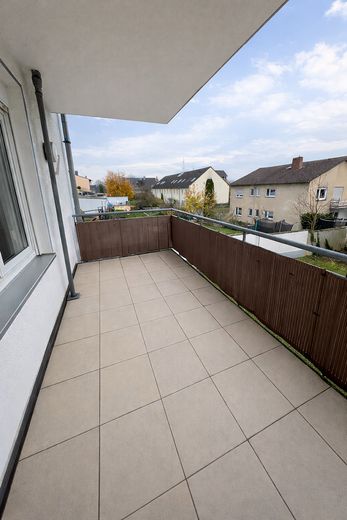 Bad, mit Badewanne und Dusche