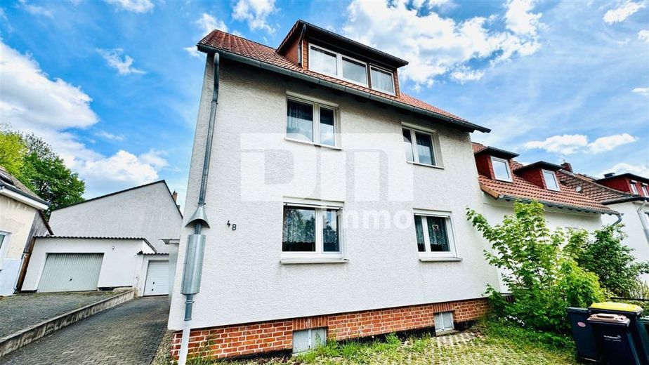 منزل حديث التجديد لأسرتين مع منطقة دوبلكس في موقع بانورامي حلم + كراج / تراس – Frontansicht