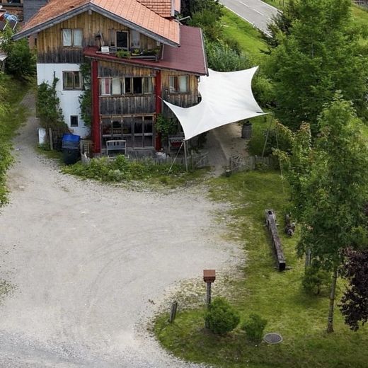 Parkfläche vor dem Haus