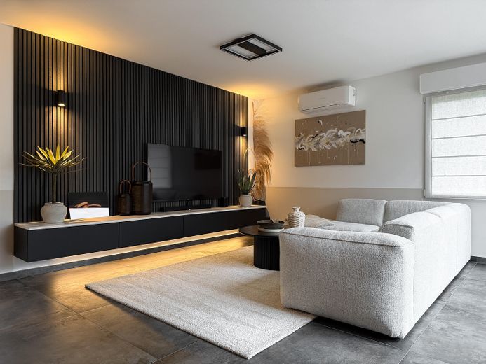 Modernisiertes Reihenendhaus in unverbaubarer Feldrandlage – provisionsfrei – Wohnzimmer mit Klimaanlage