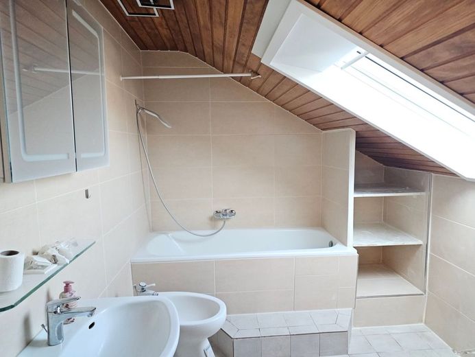 Wohnung in Siegelbach zu vermieten. Gute Aufteilung. Helle Räume. Ideal für Zweisamkeit ... – 5268 - renoviertes Bad