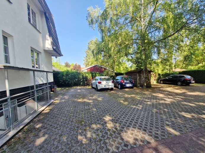 Komfortowe mieszkanie własnościowe w topowej lokalizacji w Falkensee – großzügige Parkmöglichkeiten neben dem Haus