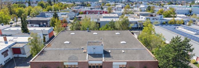 Versatile and solid commercial property in Singen with a production hall, spacious office wing, excellent infrastructure and a 3,738 m² plot