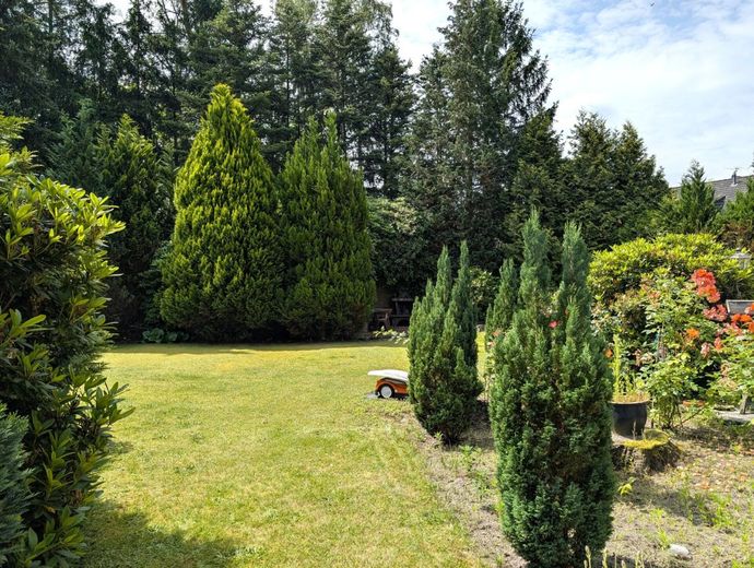 Wohnen auf einer Ebene - Ruhe, Natur und Privatsphäre – Weitläufige Gartenfläche