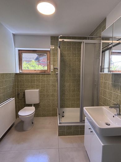 Erstbezug nach Renovierung: Gemütliche 2 Zimmer Wohnung mit eigenem Eingang und Garten in Gültlingen – Bad