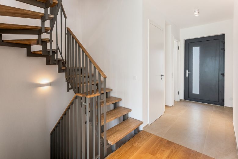 Exklusives Einfamilienhaus mit hochwertiger Ausstattung, Garage und Garten – EG - Diele