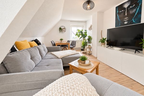 schöne 2 Zimmer DG-Wohnung, frei ab 01.12.
