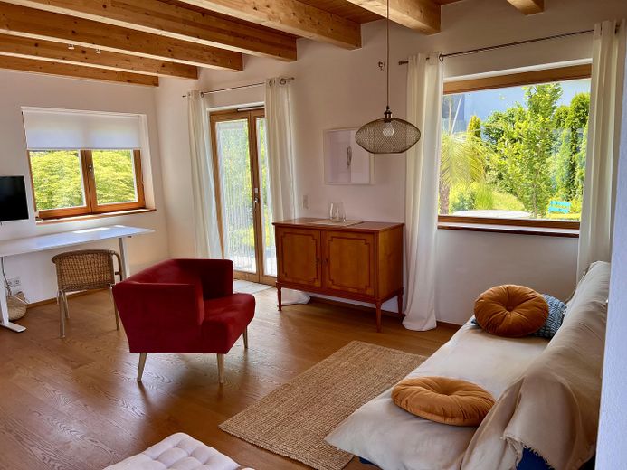 Lichtovergoten maisonette met eigen tuin & twee terrassen op rustige locatie, nabij het bos – Wohnbereich