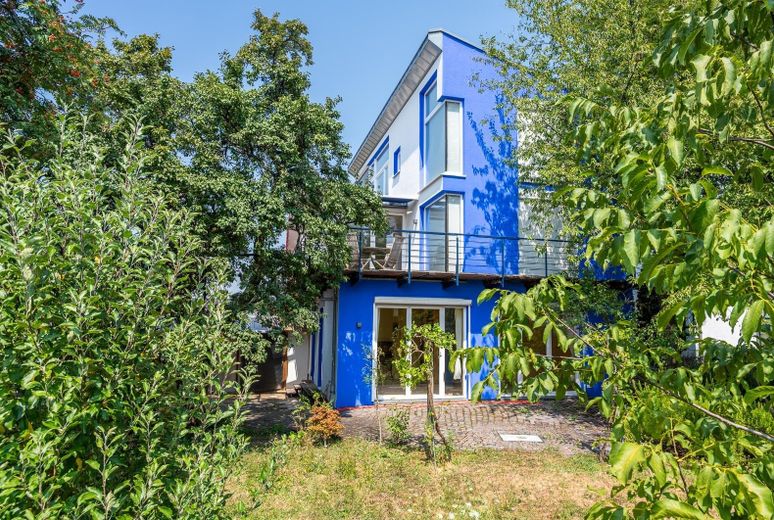 Vivir con vistas panorámicas – Casa bifamiliar bien cuidada con jardín meridional de estilo parque y vistas panorámicas – Ansicht Gartenseite