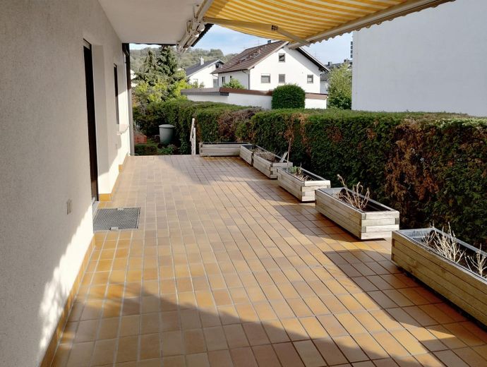 Appartamento ristrutturato con 3 locali (piano terra), cucina e terrazza esposta a sud, in posizione tranquilla a Kleinostheim – Terrasse