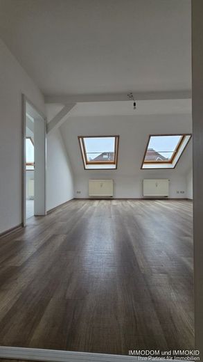 3-Zimmer-Dachgeschoss-Wohnung mit EINBAUKÜCHE in Zwickaus Nordvorstadt an KAPITALANLEGER zu verkaufen! – Wohnen