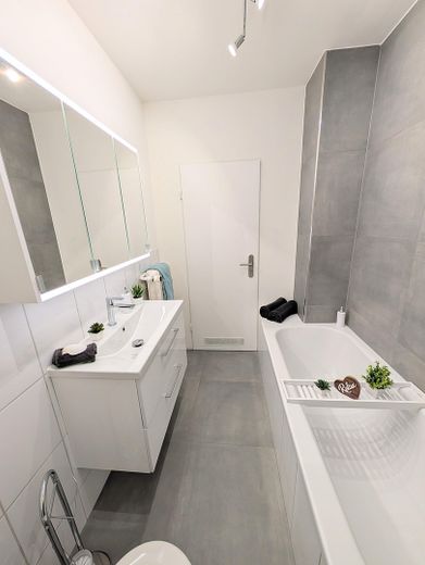 PROVISIONSFREI - sofort einziehen - Helle 3-Zimmerwohnung mit Blick zur Pfalz, komplett renoviert – Badezimmer