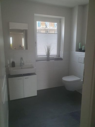 2 Zimmer Wohnung mit Balkon und Tiefgaragenplatz in Hamburg-Iserbrook – Bad 