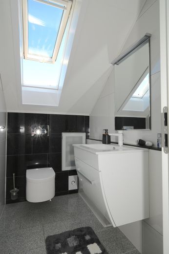 Aussicht, Natur und Design: exquisite 3-Zimmer Dachgeschosswohnung in Freiburg St. Georgen – Gäste WC