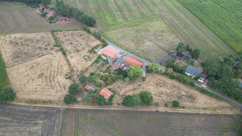 Casa de campo para artesanos y aficionados a los caballos: 2 viviendas, 670 m² de superficie útil – Luftbild Hofstelle und Weiden