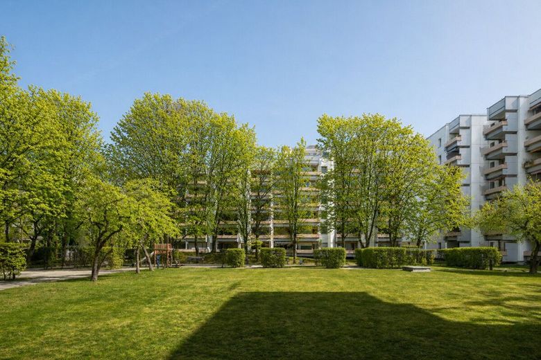Selten in München: Uneinsehbare Wohnung mit Balkon ins Grüne – Sehr gepflegte Anlage