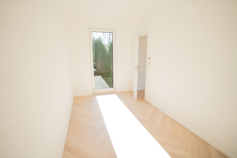 Freistehendes Designhaus am Wald | hochwertig modernisiert , einzugsbereit | 7 Stellplätze – OG_Zimmer_2_ca10m2